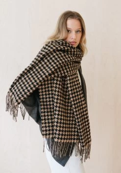 Lambswool Blanket Scarf In Camel Houndstooth