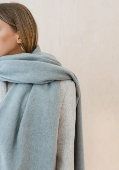 Cashmere Blanket Scarf In Light Grey Melange -Cozy Scarves Shop AW22ModelStudio 1156