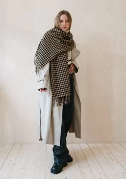 Lambswool Oversized Scarf In Camel Houndstooth -Cozy Scarves Shop AW22ModelStudio 885