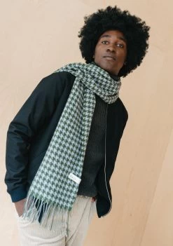 Men's Lambswool Scarf In Olive Houndstooth
