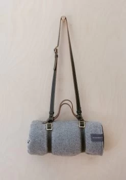 Leather Picnic Carrier With Shoulder Strap -Cozy Scarves Shop SPSOLL LongShoulderPicnicStrapOliveLeather 1