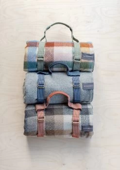 Recycled Picnic Carrier -Cozy Scarves Shop SS22PicnicCarriersStudio 3